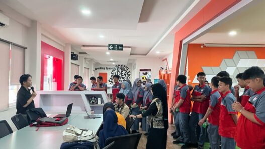 Belajar AI Langsung dari Industri, 150 Siswa SMK Telkom Makassar Kunjungi Telkom AI Center