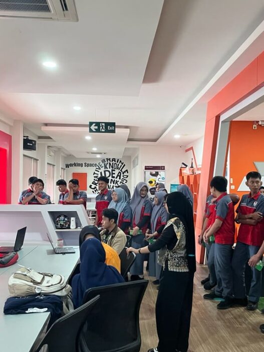 Belajar AI Langsung dari Industri, 150 Siswa SMK Telkom Makassar Kunjungi Telkom AI Center