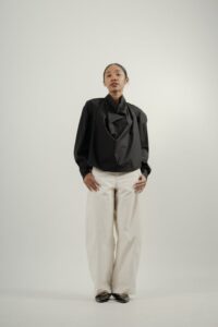 STYLE GUIDE: The Black Edit – Mendefinisikan Ulang Seragam Minimalis Modern