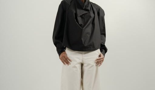 STYLE GUIDE: The Black Edit – Mendefinisikan Ulang Seragam Minimalis Modern