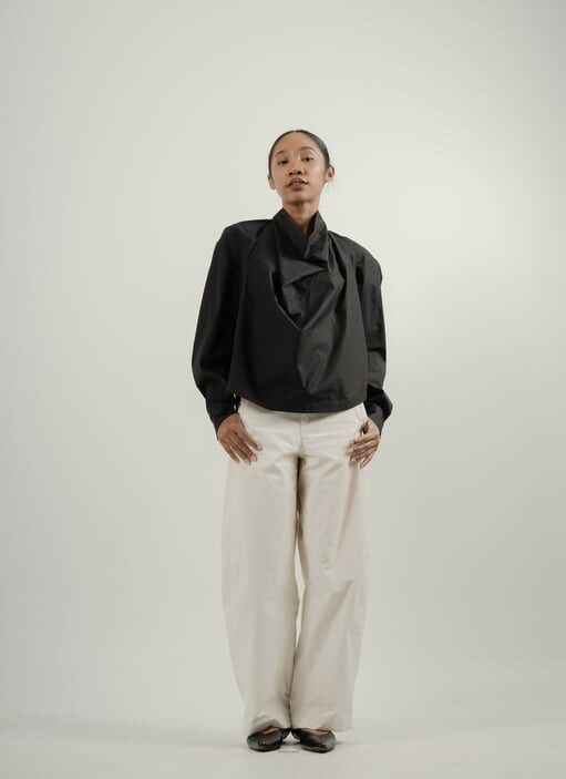 STYLE GUIDE: The Black Edit – Mendefinisikan Ulang Seragam Minimalis Modern