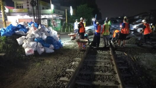 KAI Daop 2 Bandung Jalankan Komitmen Keselamatan Perjalanan KA di Perlintasan Sebidang