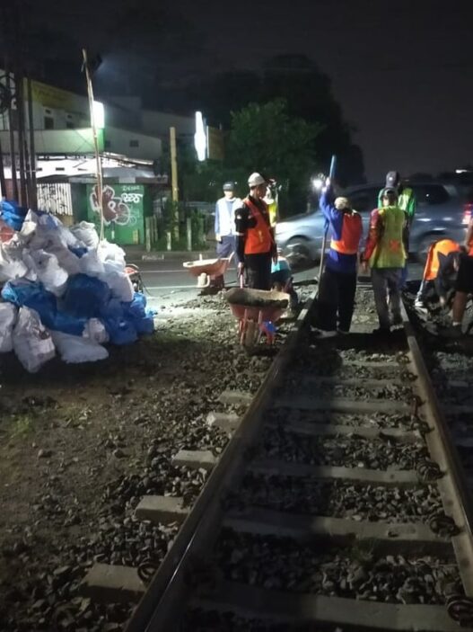 KAI Daop 2 Bandung Jalankan Komitmen Keselamatan Perjalanan KA di Perlintasan Sebidang