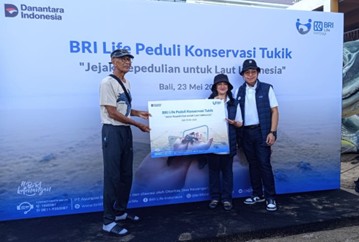 BRI Life Gelar Pelepasan Tukik, Dukung Konservasi Penyu  di Pantai Kuta Bali