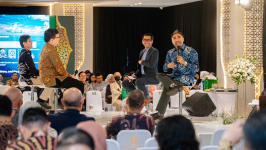                 Iskandar
Ezzahuddin, Presiden Direktur Prudential Syariah, saat paparannya di sesi